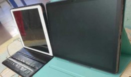 台式电脑用平板电脑显示器，平板和台式机显示器哪个对眼睛伤害小