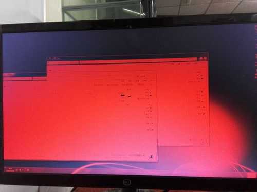 台式电脑显示器下半部发红，电脑显示器周边发红怎么回事？
